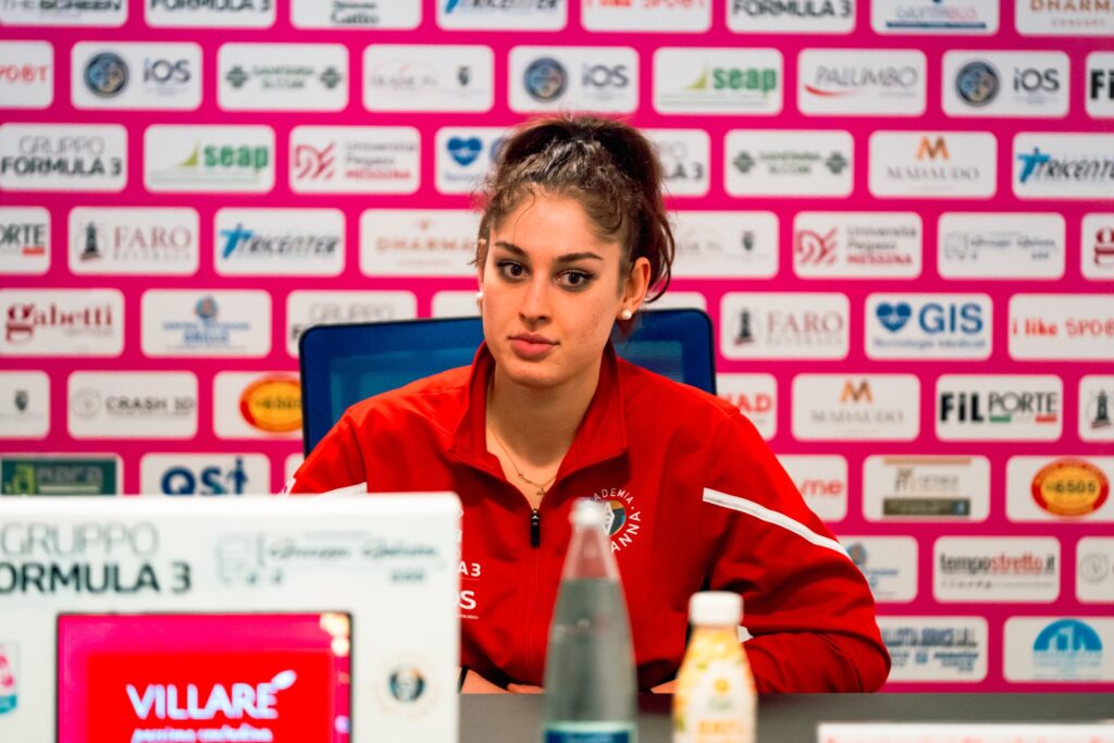 Aneta Zojzi in conferenza stampa