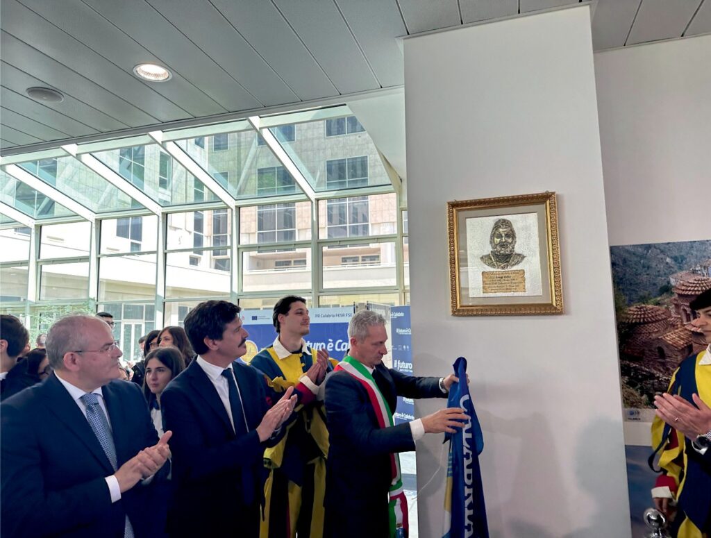 Cerimonia di celebrazione di Luigi Lillo con bassorilievo di Michele Affidato