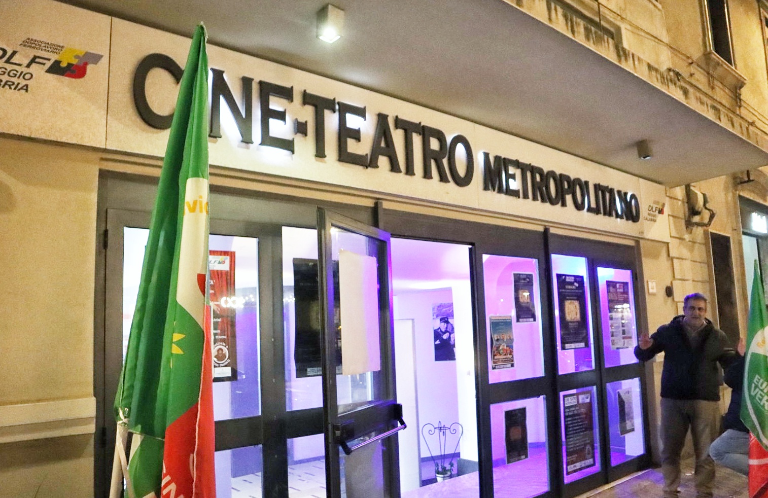 Confronto pubblico tra i candidati delle Primarie a Reggio Calabria cine teatro metropolitano esterno