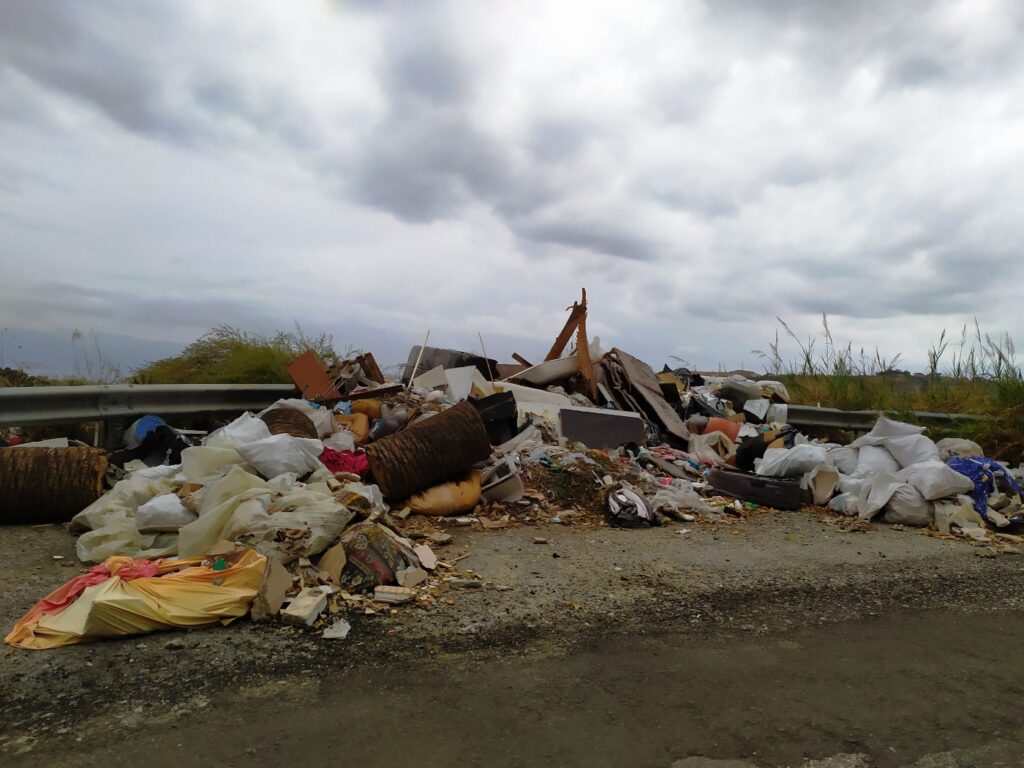Discarica tra sala e Riparo