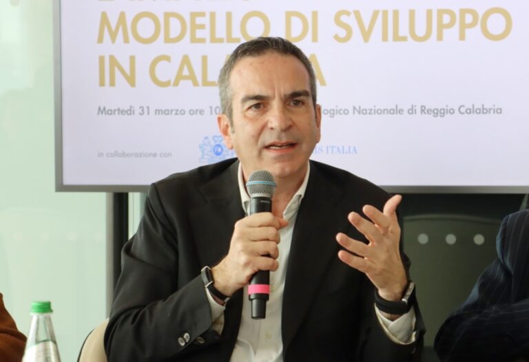 Indagini su Occhiuto per corruzione: la Procura chiede proroga