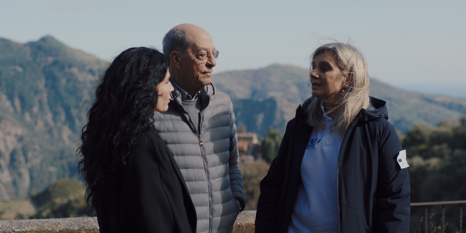 Il commissario dell'ENPA Carullo, l'ing. Scalera e la protagonista della serie televisiva greca