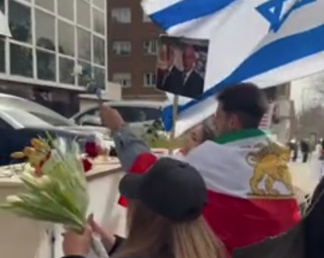 Iraniani depongono fiori ambasciata Israele