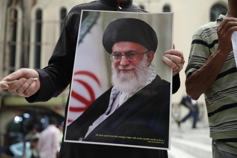 Iran, il ‘fantasma’ Khamenei giura vendetta: “vendicare mio padre è volere della Nazione”
