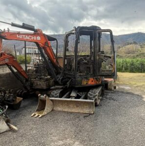 Mezzi di cantiere in fiamme