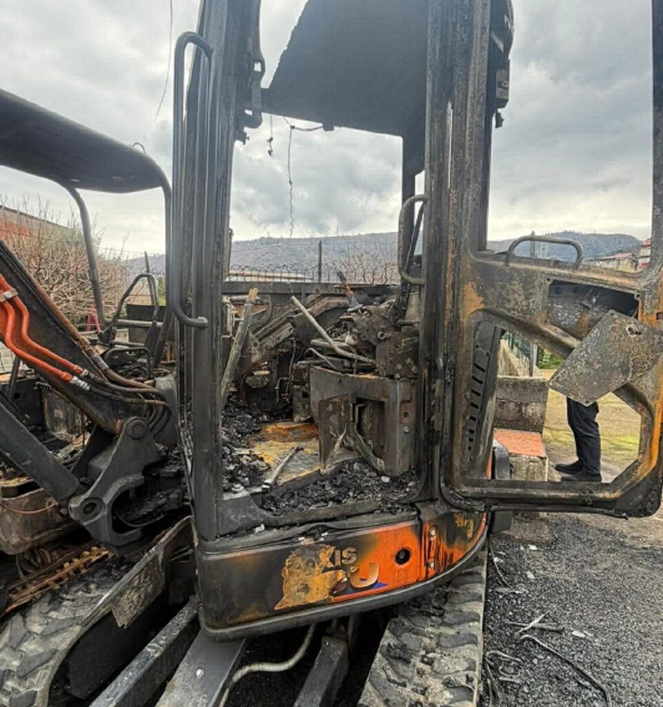 Mezzi di cantiere in fiamme