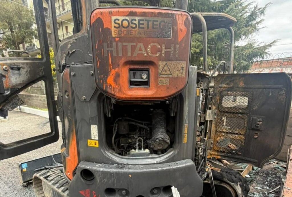 Mezzi di cantiere in fiamme