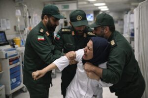 Guerra Iran, l'orrore dei Pasdaran: stuprate le infermiere che curano i civili, la denuncia taciuta dal regime