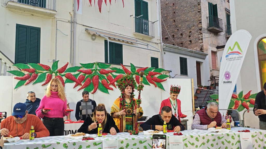 La città di Diamante ha vissuto ieri, sabato 7 marzo, una giornata all’insegna del gusto e della promozione turistica internazionale con “Aspettando il Festival – Peperoncino Off”