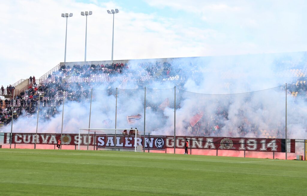 Reggina-Acireale Curva Sud ultrà coreografia fumogeni al Granillo