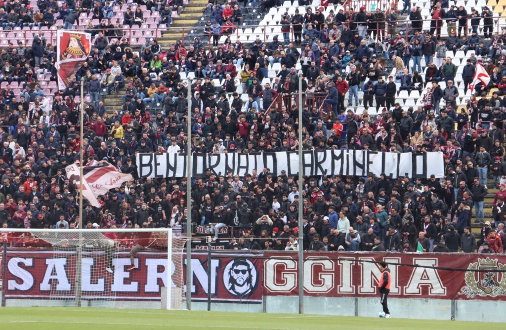 Reggina-Acireale Curva Sud ultrà striscione bentornato carminello