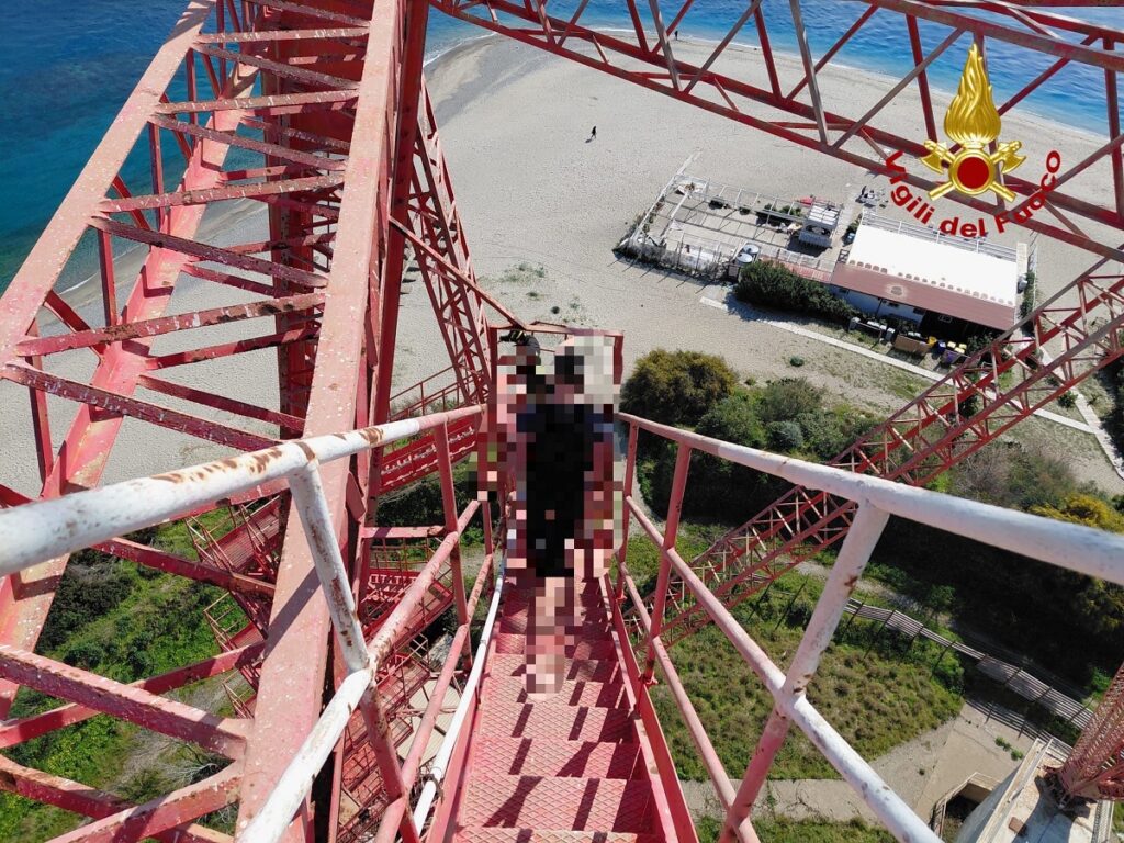 Salvataggio Pilone Torre Faro Messina