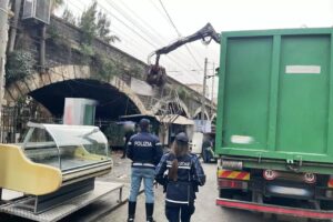 Sgomberati ambulanti abusivi alla pescheria e a Villa Pacini a Catania