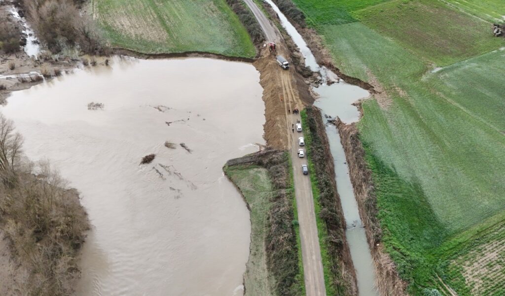 Sibari (CS), rottura del rilevato arginale lungo il Fiume Crati