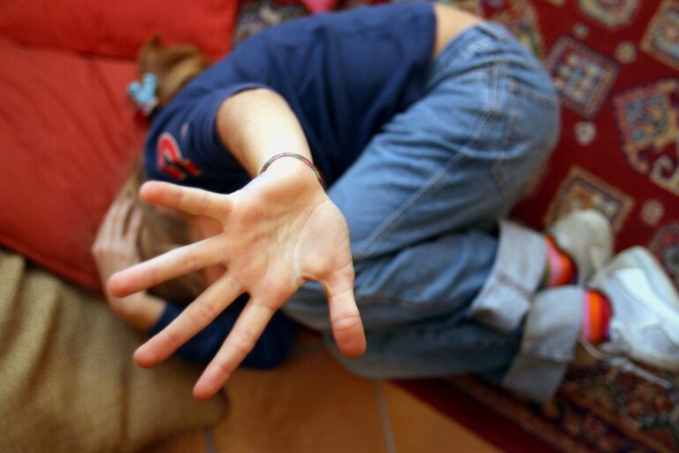 Catania: sequestrati strumenti per abusi sessuali virtuali su minori, arrestato un uomo