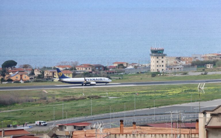 Caos carburante negli aeroporti: a Reggio Calabria imposto un limite massimo ai rifornimenti