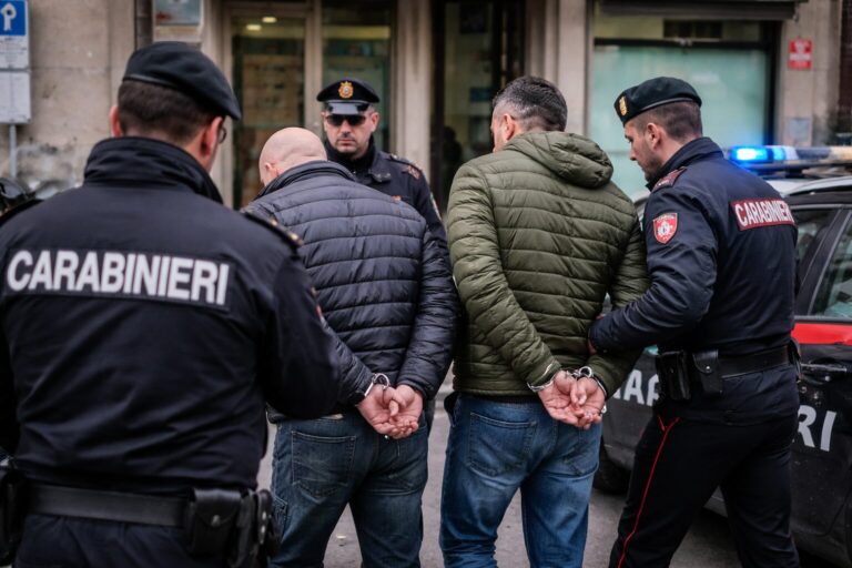 Catania, sequestrano e picchiano un cliente per estorsione: arrestati due mediatori finanziari