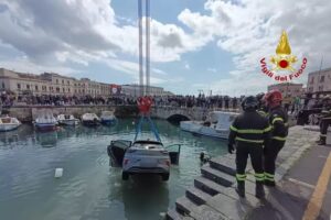 auto finisce nel porto a ortigia