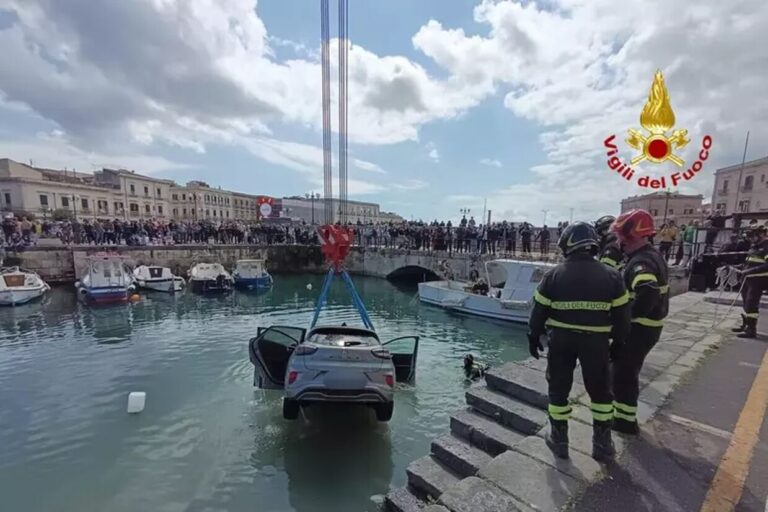 Paura in Sicilia, auto finisce in mare a Siracusa con madre e bimba a bordo: salvate da due passanti eroi