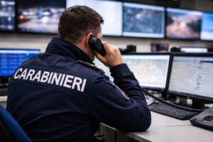 carabiniere al telefono alla centrale operativa