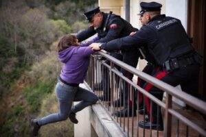 carabinieri salvano donna che tenta il suicidio
