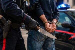 coltello manette carabinieri