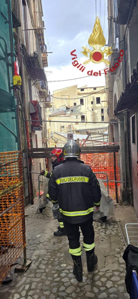 crollo edificio cosenza