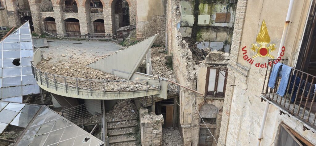 crollo edificio cosenza