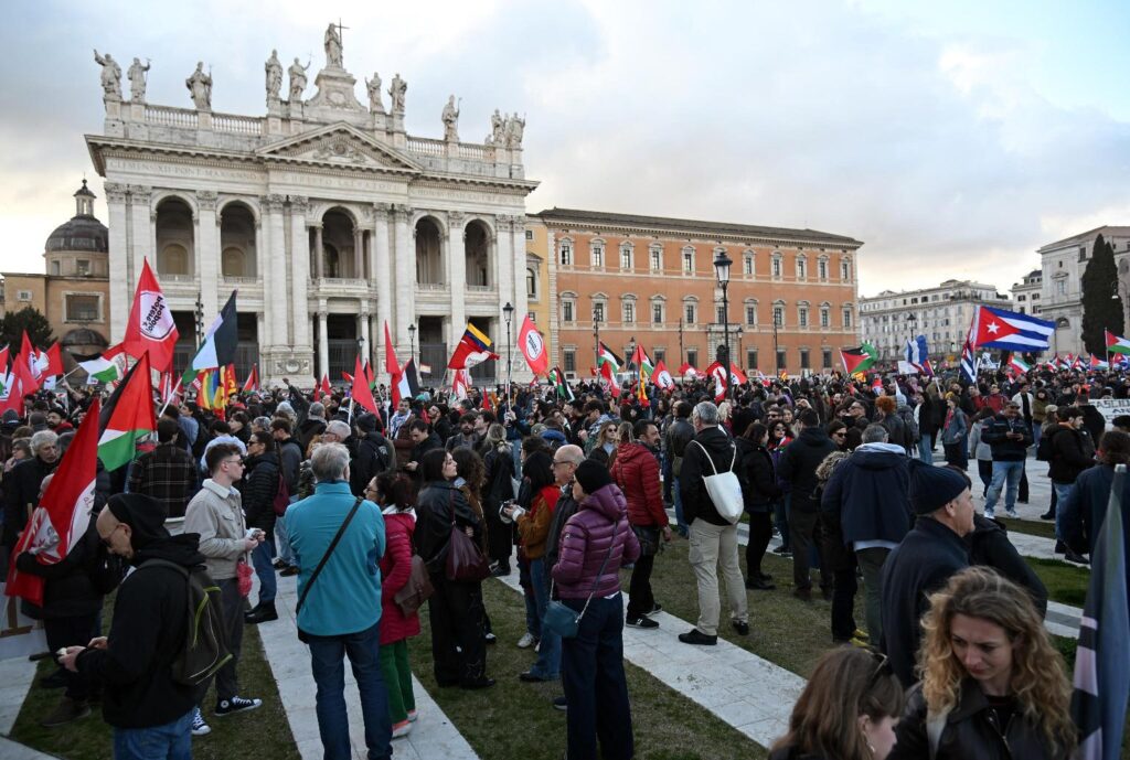 disordini corteo roma contro guerra e referendum