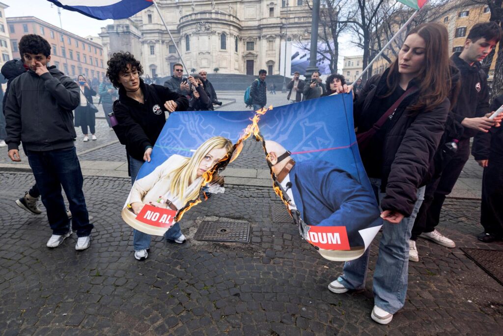 disordini corteo roma contro guerra e referendum