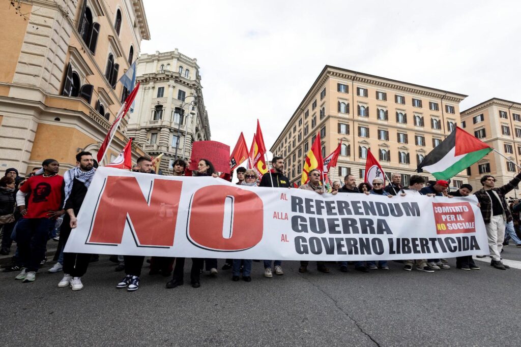 disordini corteo roma contro guerra e referendum