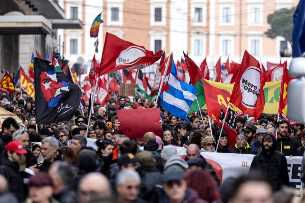 disordini corteo roma contro guerra e referendum