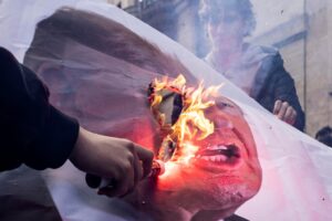 disordini corteo roma contro guerra e referendum