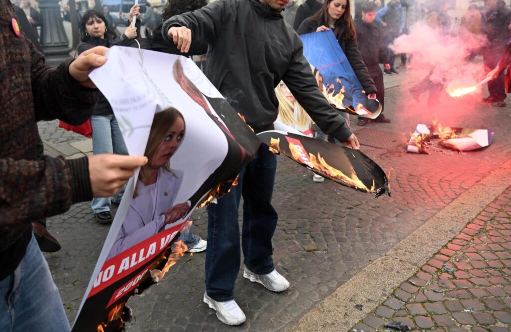 disordini corteo roma contro guerra e referendum
