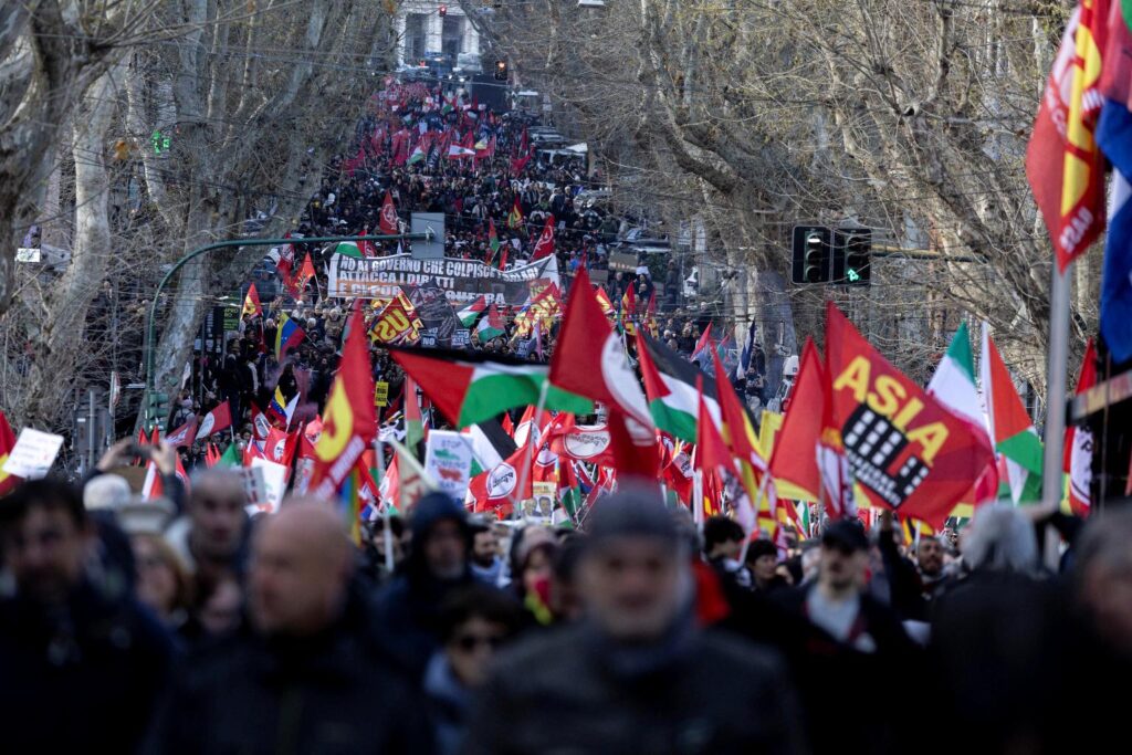 disordini corteo roma contro guerra e referendum