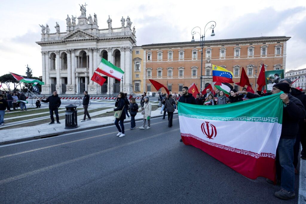 disordini corteo roma contro guerra e referendum