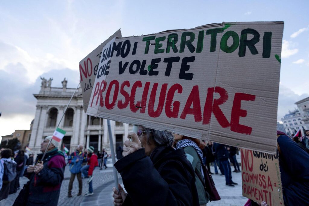 disordini corteo roma contro guerra e referendum
