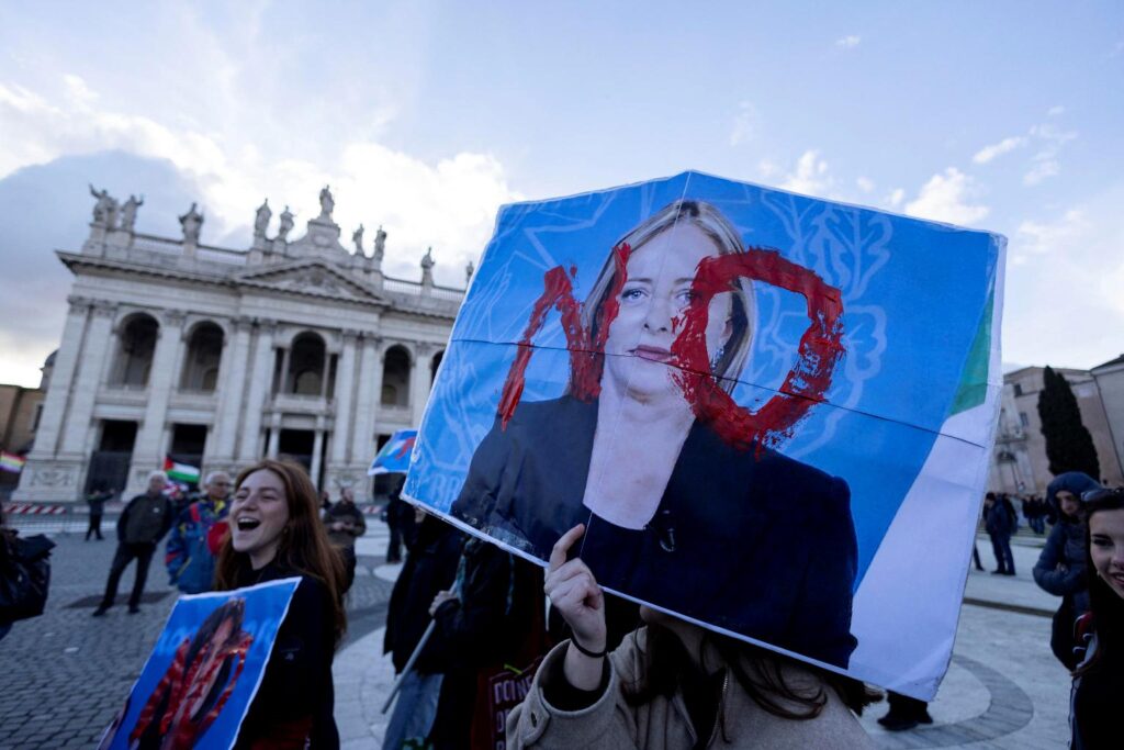 disordini corteo roma contro guerra e referendum