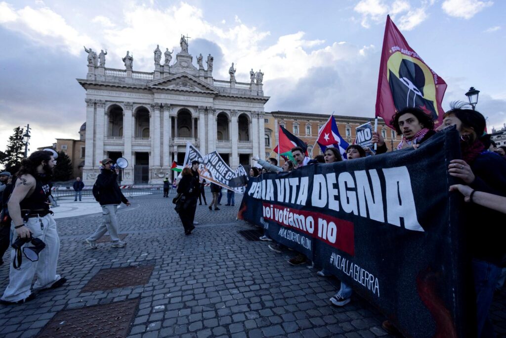 disordini corteo roma contro guerra e referendum