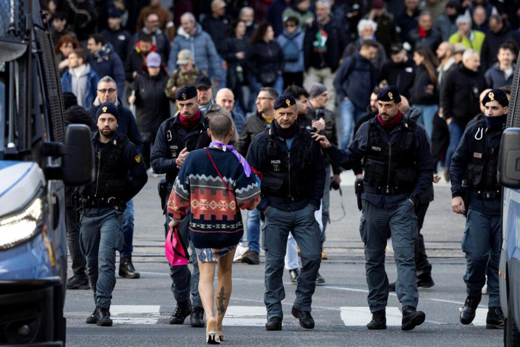 disordini corteo roma contro guerra e referendum
