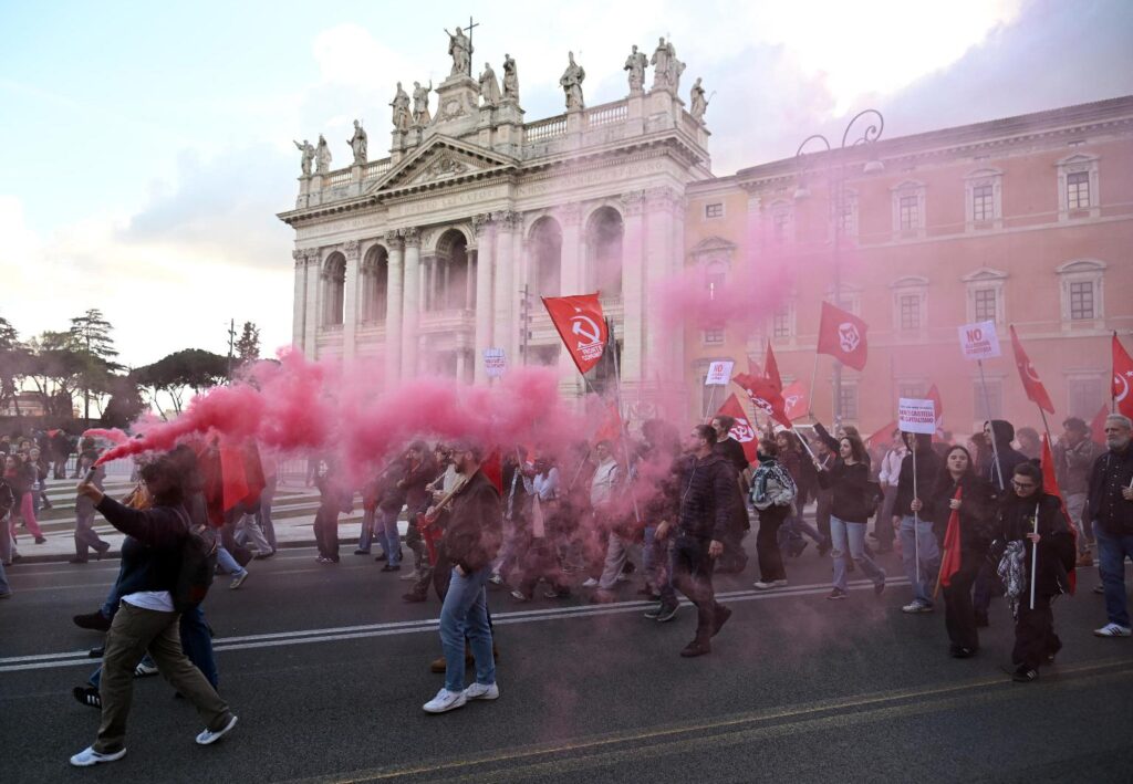 disordini corteo roma contro guerra e referendum