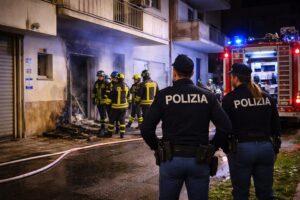 incendio appartamento vigili del fuoco polizia
