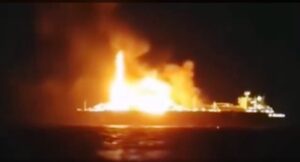 nave brucia in mare