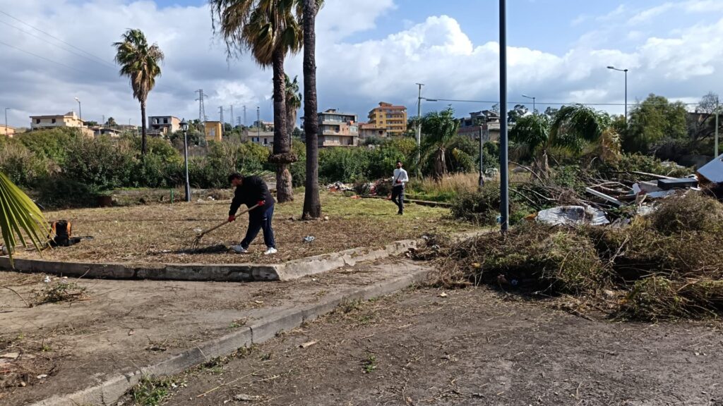 residenti arghillà puliscono piazze da erbacce e rifiuti