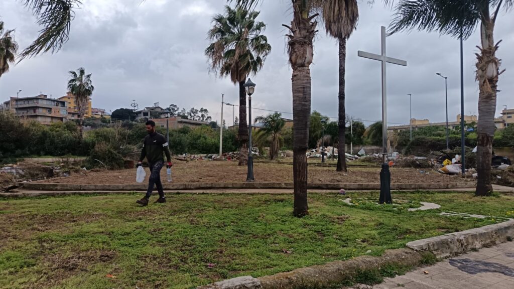 residenti arghillà puliscono piazze da erbacce e rifiuti