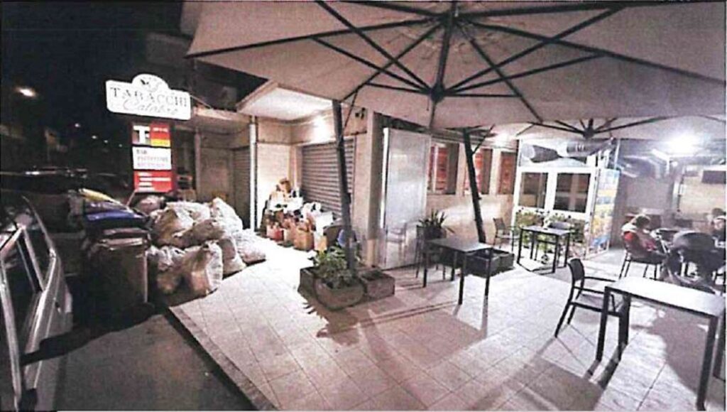 rifiuti fuori dal bar