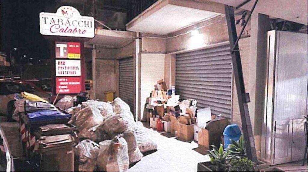 rifiuti fuori dal bar
