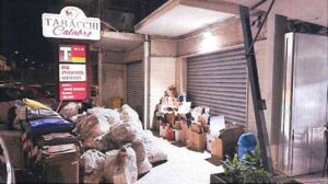 rifiuti fuori dal bar