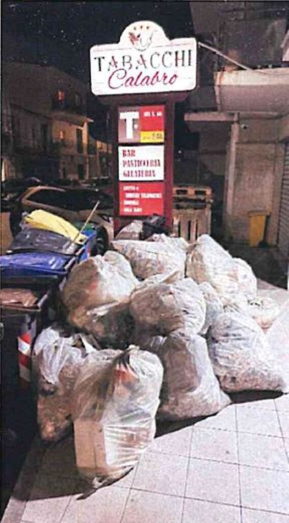 rifiuti fuori dal bar