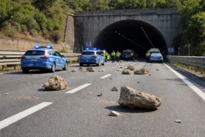 sassi sulla carreggiata polizia